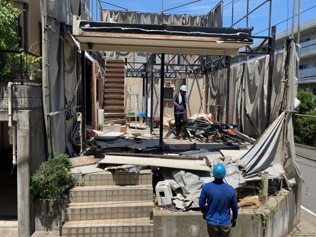 軽量鉄骨造２階建て家屋解体工事(神奈川県川崎市高津区久末)中の様子です。